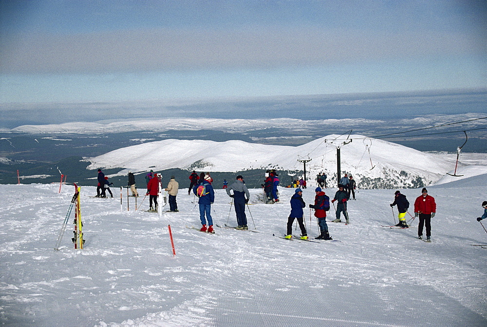 Skiers on the slopes of Aviemore, in the Cairngorms, Highlands, Scotland, United Kingdom, Europe