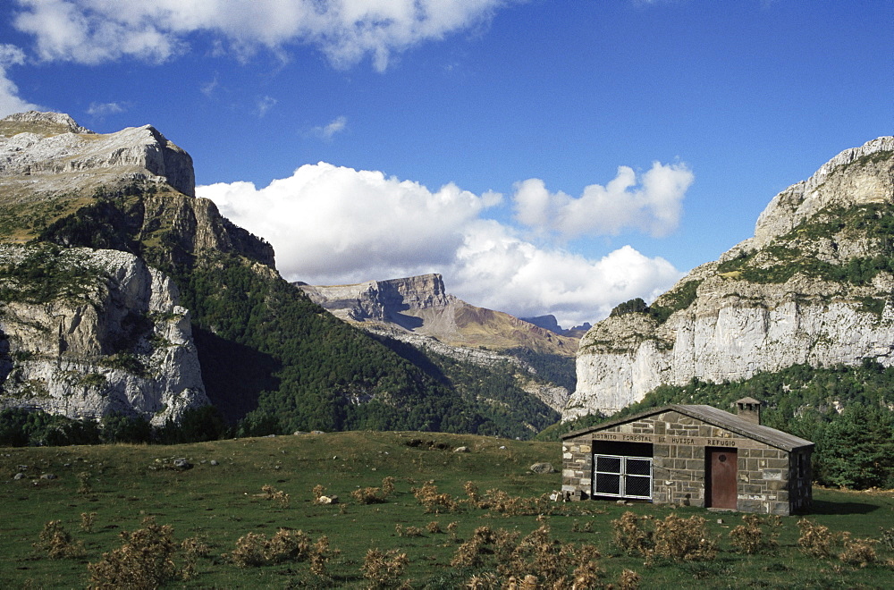 Mountain refuge and landscape, Gabardito, Pyrenees, Aragon, Spain, Europe