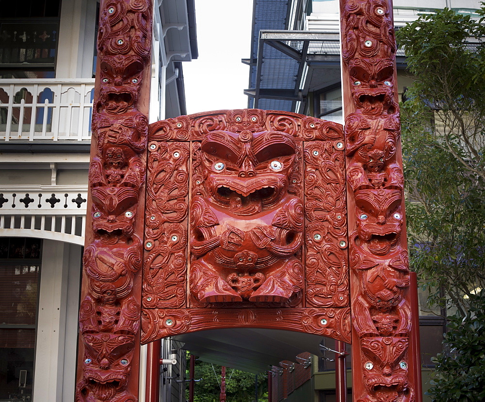 Carved gateway marking entrance to Te Herenga Waka Marae, Victoria University, Kelburn, Wellington, North Island, New Zealand, Pacific