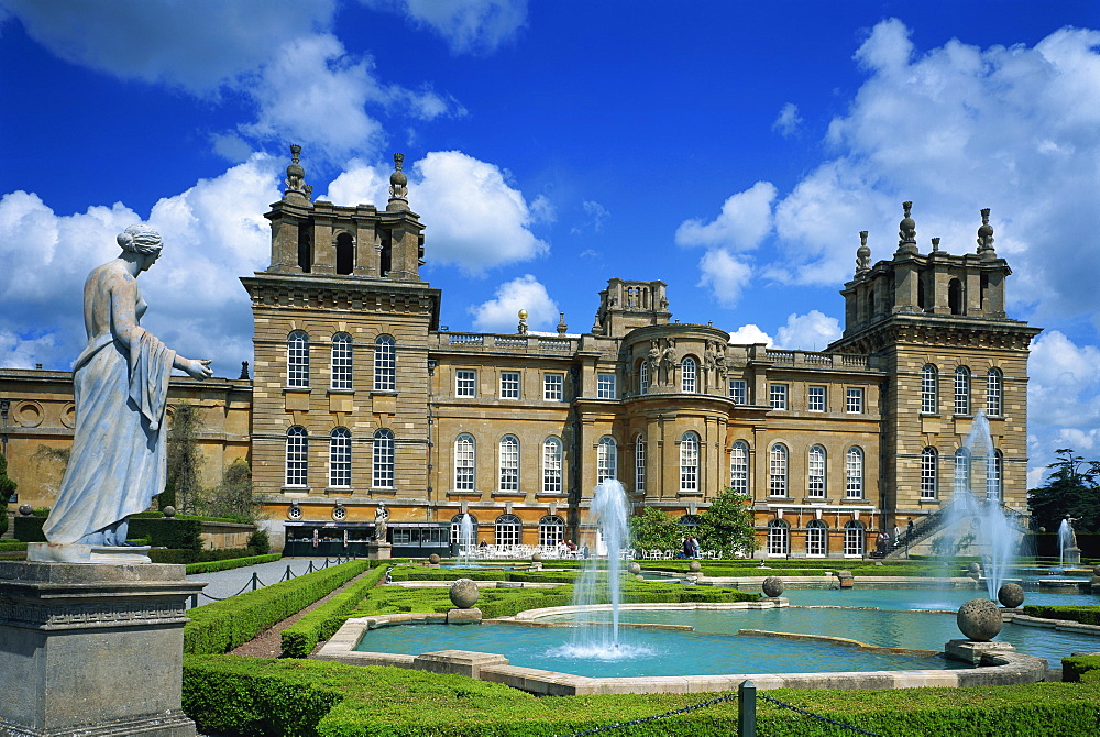 Water fountain and statue in the garden before Blenheim Palace, Oxfordshire, England, United Kingdom, Europe