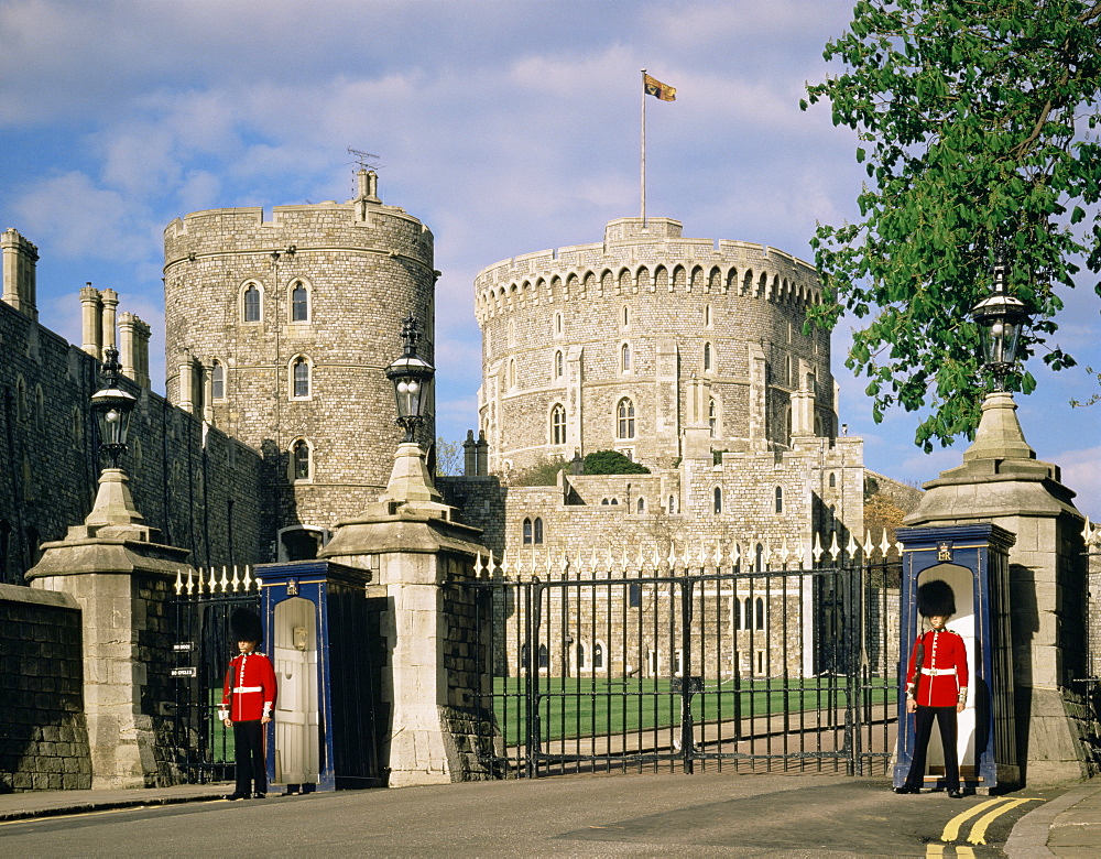 Guards at entrance to Windsor Castle, Windsor, Berkshire, England, United Kingdom, Europe