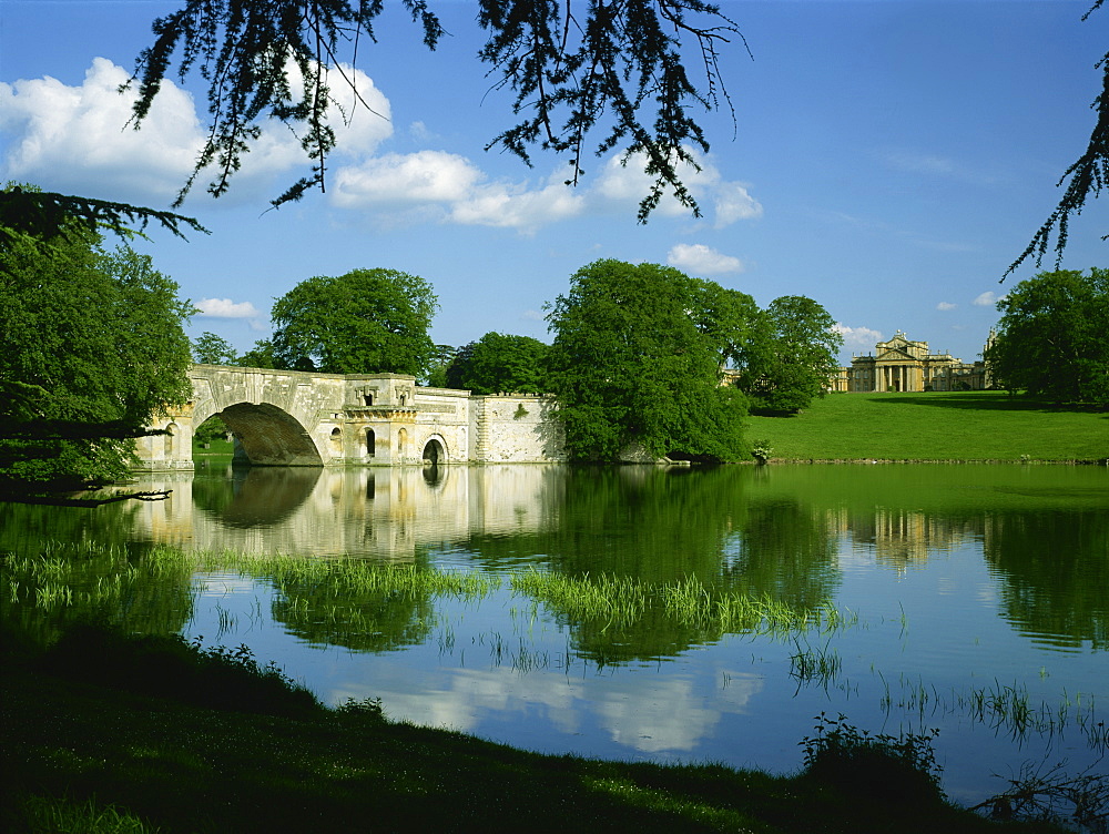 Bridge, lake and house, Blenheim Palace, Oxfordshire, England, United Kingdom, Europe