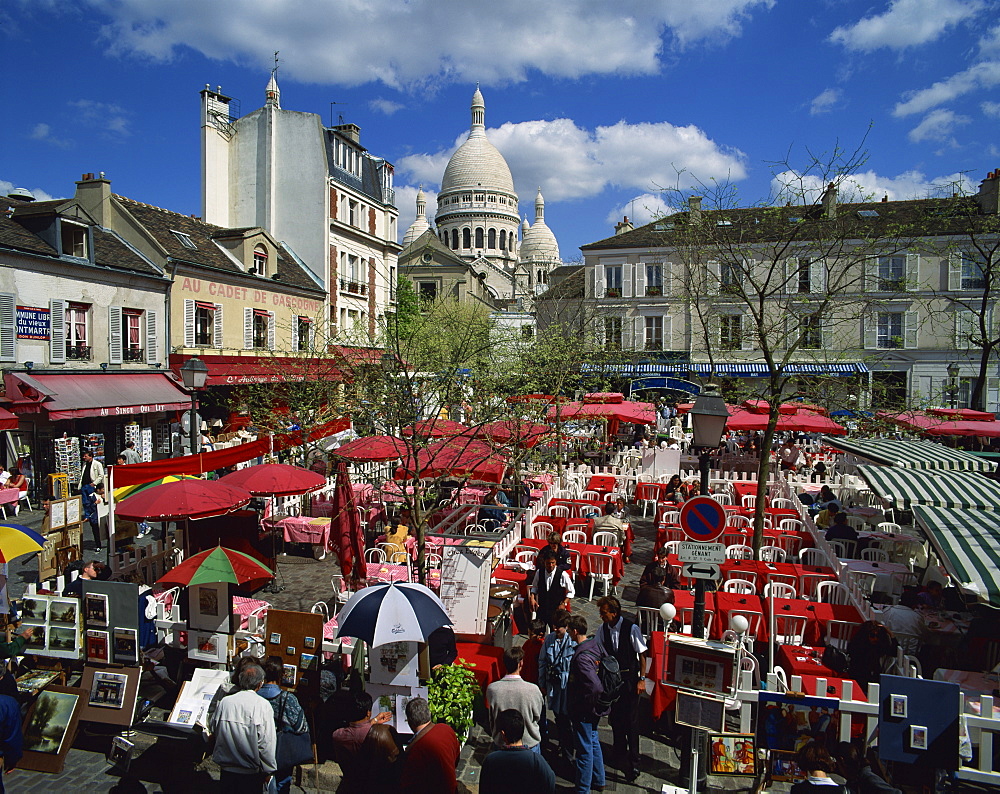 Market stalls and outdoor cafes in the Place du Tertre, with the Sacre Coeur behind, Montmartre, Paris, France, Europe