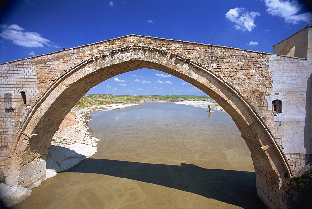 Single arch of the Malabadi Bridge built by Artukid Turks in 1146 across the Batman River, in the Kurdistan area of Anatolia, Turkey, Asia Minor, Eurasia