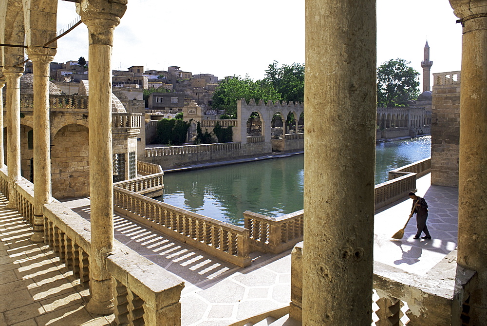 Sacred pools (golbasi) surrounded by mosques and Koranic colleges (medresse), Urfa, Kurdistan, Turkey, Anatolia, Asia Minor, Eurasia