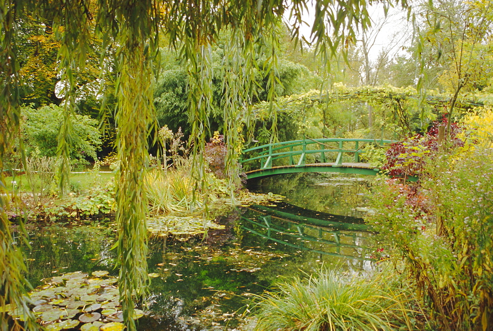 Water garden and bridge, Monet's garden, Giverny, Haute Normandie (Normandy), France, Europe