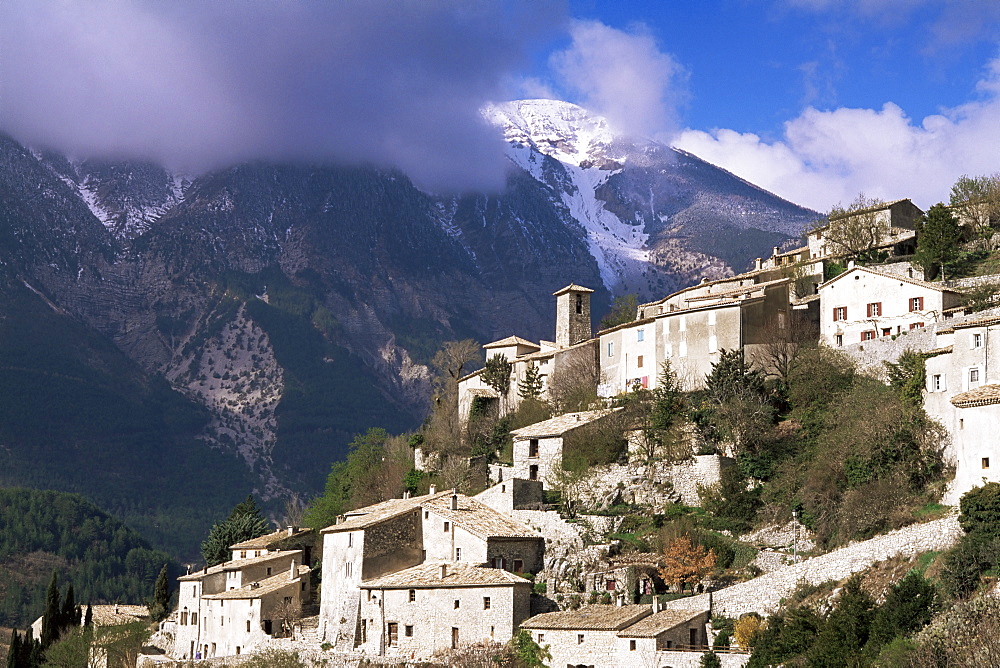 Brantes and Mont Ventoux, Vaucluse, Provence, France, Europe