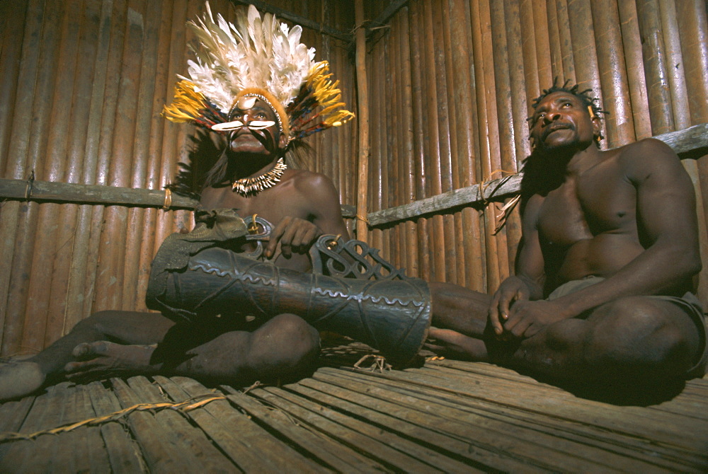 Asmat tribesmen, Irian Jaya (West Irian) (Irian Barat), New Guinea, Indonesia, Asia