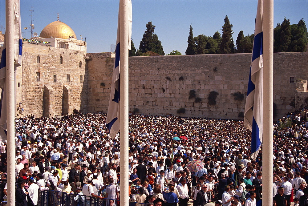 View with huge crowd and Dome of the Rock, Western Wall, Old City, Jerusalem, Israel, Middle East