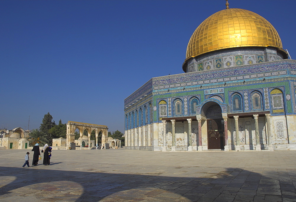 Muslim women and child at the Dome of the Rock, Old City, UNESCO World Heritage Site, Jerusalem, Israel, Middle East