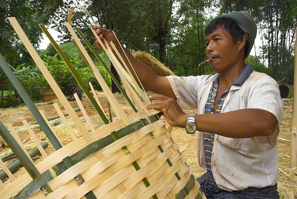 Local man crafting bamboo paniers by hand, village of Poattap Poap, Shan State, Myanmar (Burma) , Asia