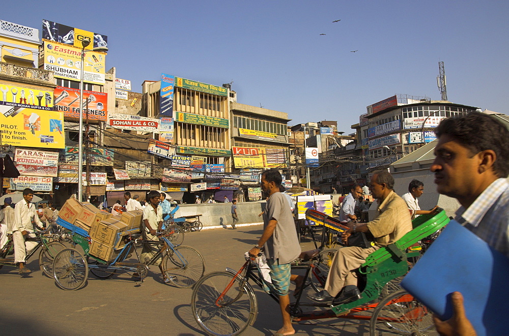 People and rickshaws crossing the square, Chawari Bazaar, Old Delhi, Delhi, India, Asia