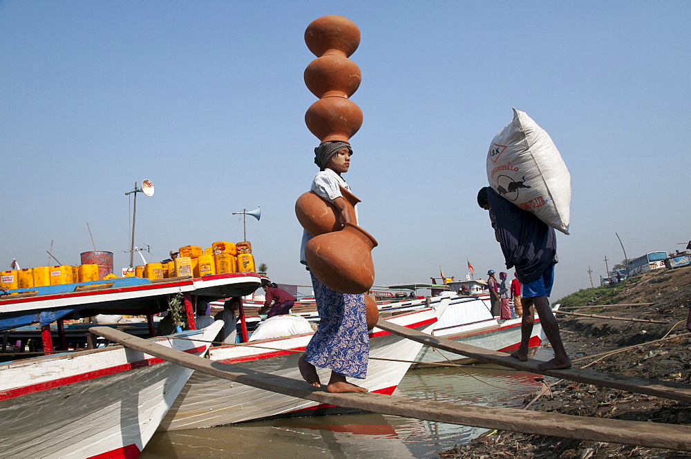 Daily activity at the natural harbour on the Irrawaddy River, Mandalay, Myanmar, Asia