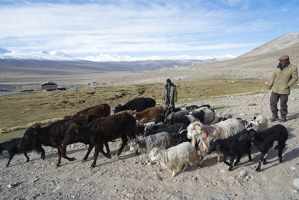 The road down into the Wakhan valley, Pamir region, Tajikistan, Central Asia