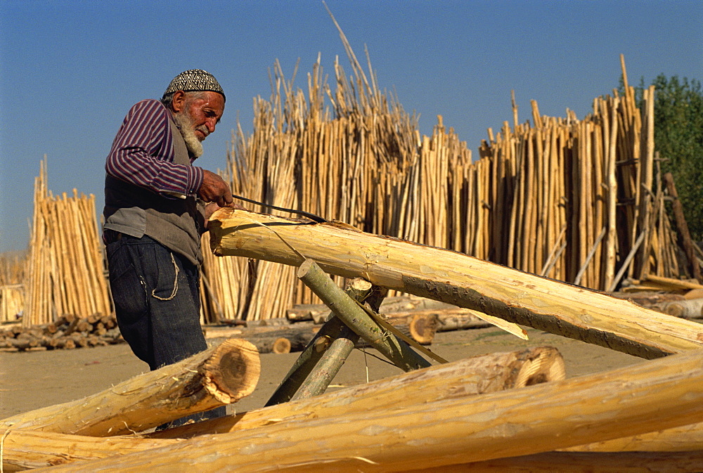 Cutting timber ready for sale, Kurdistan, Anatolia, Turkey, Asia Minor, Eurasia