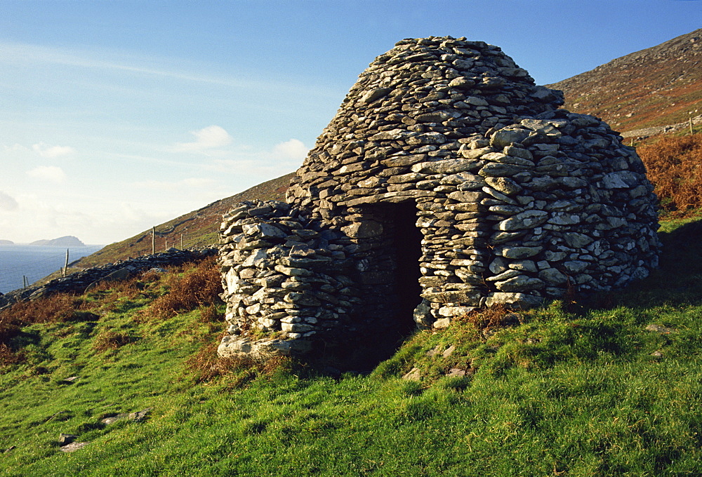 Ancient beehive huts, Dingle Peninsula, County Kerry, Munster, Republic of Ireland, Europe