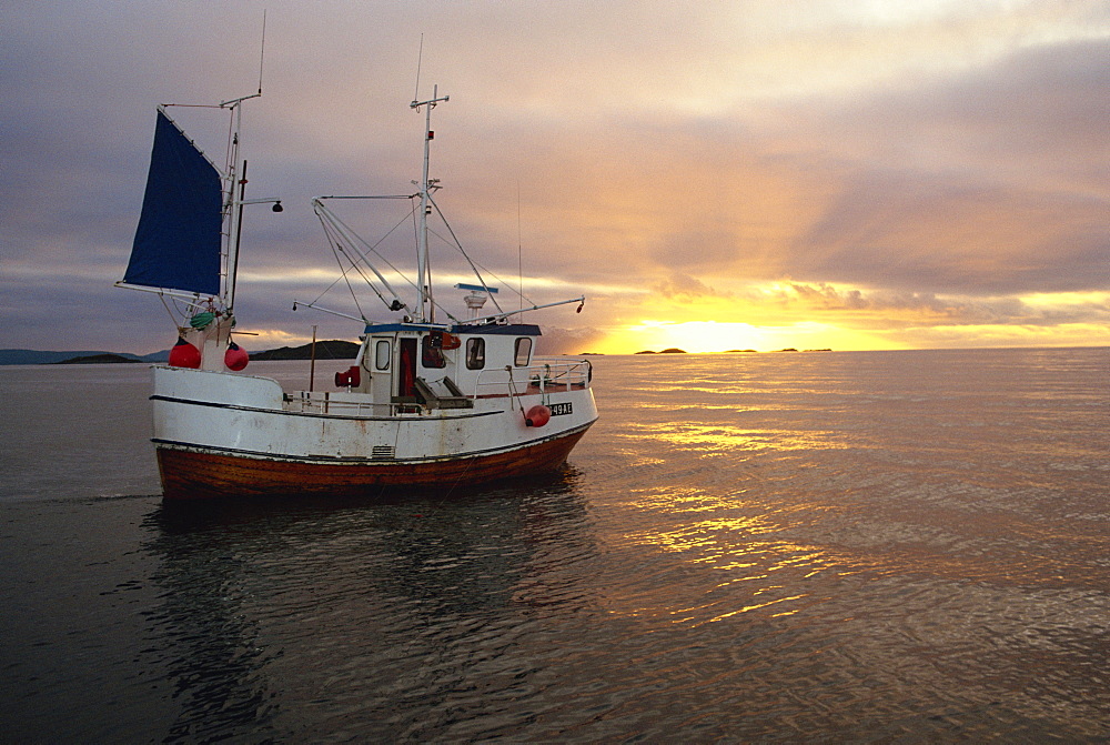 Sunbursts and calm for ideal fishing, Lofotesfjord, Arctic, Norway, Scandinavia, Europe