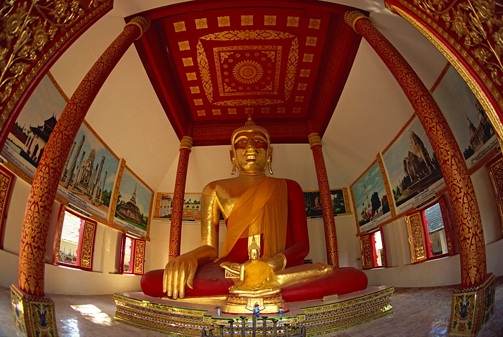 Giant seated Buddha statue covered in gold leaf in the Haripoonchai Wat in Lamphun, Thailand, Southeast Asia, Asia