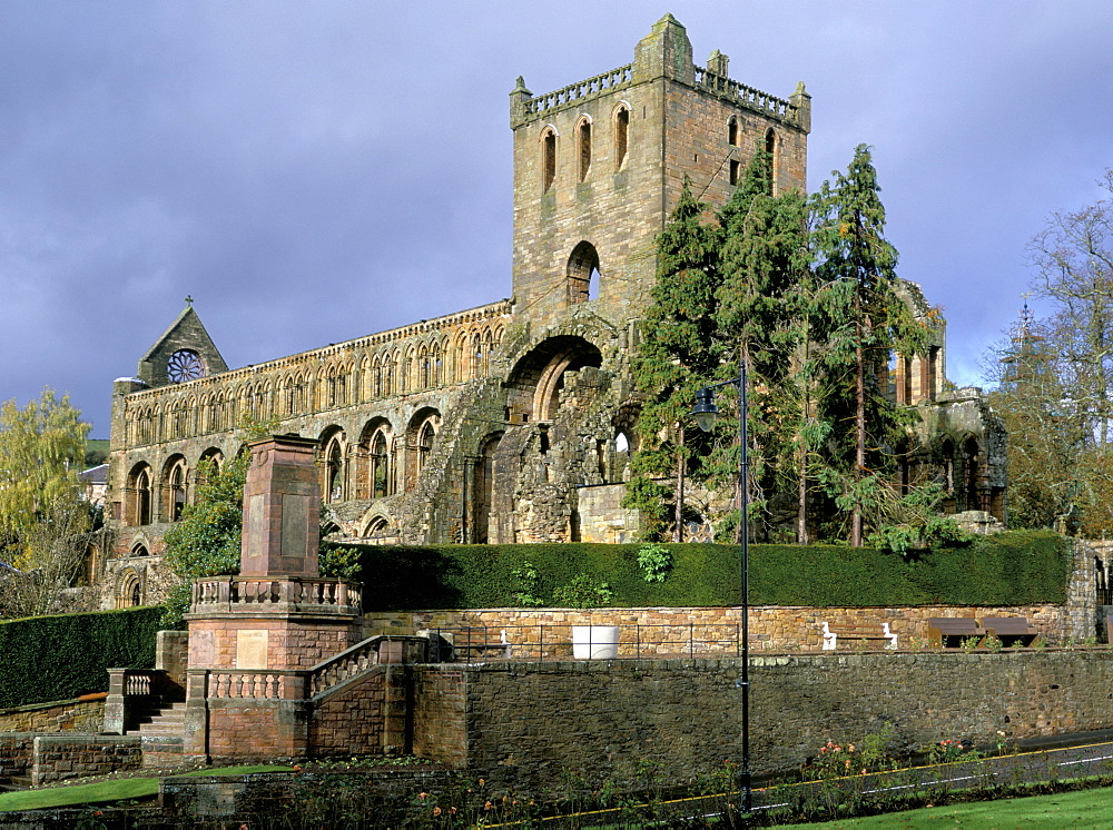 Jedburgh Augustinian Abbey, founded 1136 by King David, in the care of Historic Scotland, Jedburgh, Scottish Borders, Scotland, United Kingdom, Europe