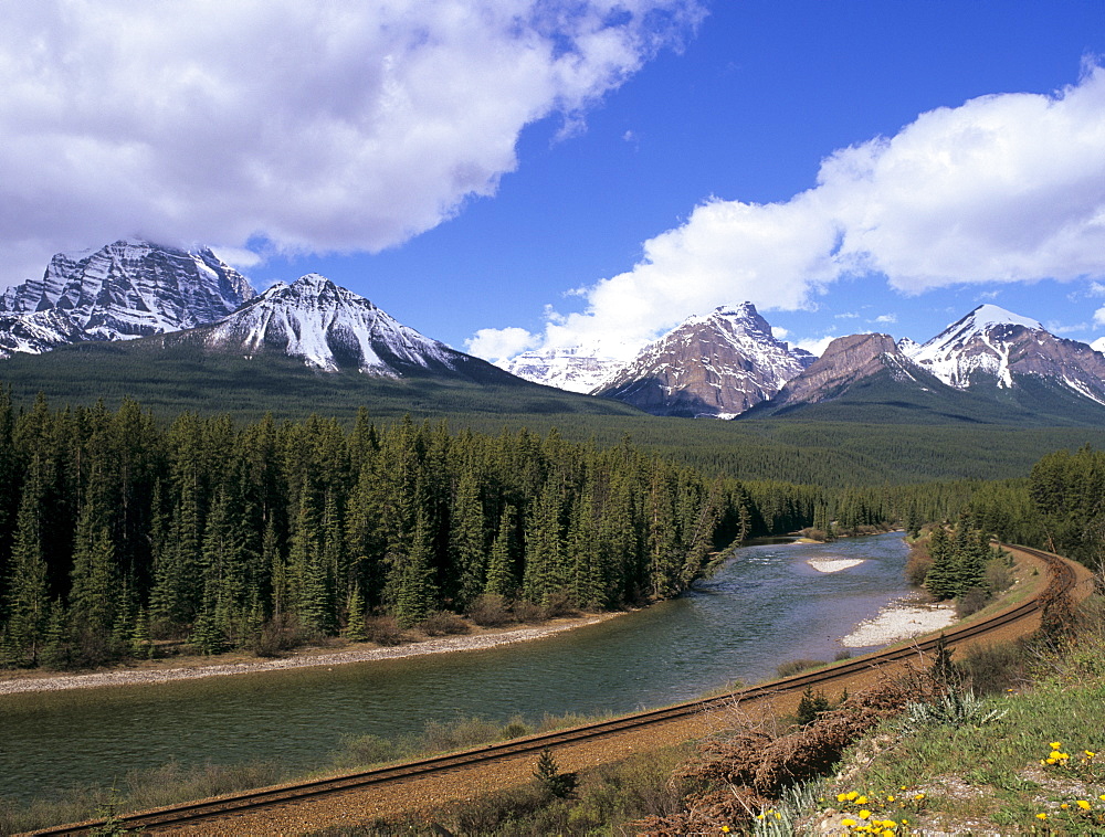 Bow River and railway at Morant's Curve, from Bow Valley Parkway, Banff National Park, UNESCO World Heritage Site, Rocky Mountains, Alberta, Canada, North America