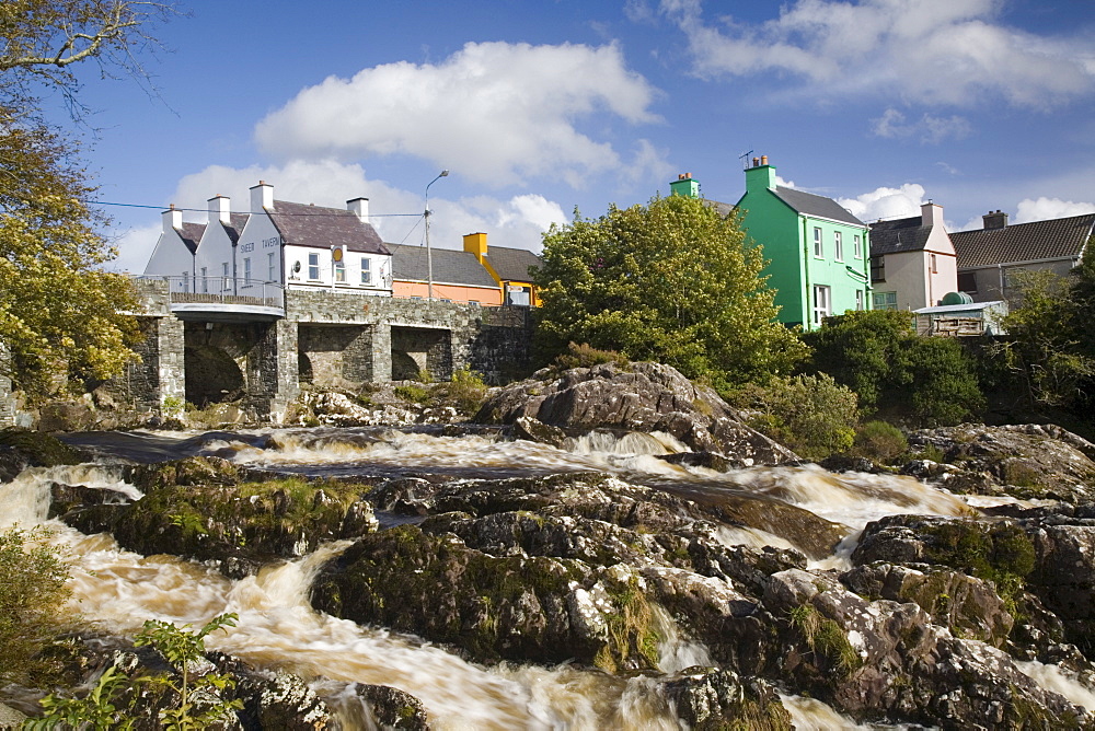 Sneem River below road bridge in village on Ring of Kerry tourist route, Sneem, Iveragh Peninsula, County Kerry, Munster, Republic of Ireland, Europe