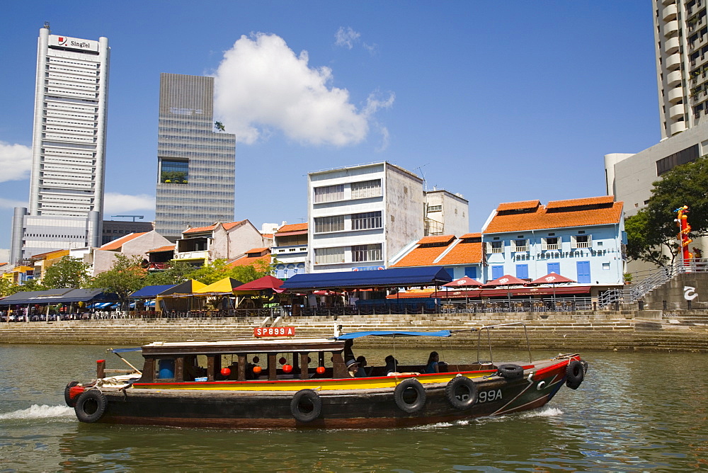 Bumboat River Taxi passing bars and restaurants in historic shophouse buildings in Boat Quay Conservation Area on south bank, Central area, Singapore, Southeast Asia, Asia