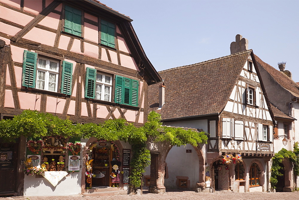 Shop selling local produce in old timbered building in picturesque medieval town on Alsatian wine route, Rue du General de Gaulle, Riquewihr, Alsace, Haut-Rhin, France, Europe