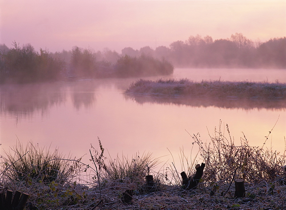 Lake on a frosty autumn morning with mist rising from Colebrook Lake South in Moor Green Lakes Nature Reserve, Finchamstead, Berkshire, England, United Kingdom, Europe