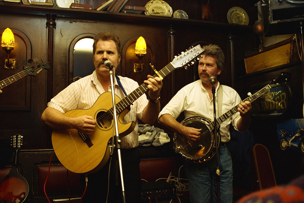 Pub band in Slattery's Bar, Dublin, Co. Dublin, Republic of Ireland, Europe