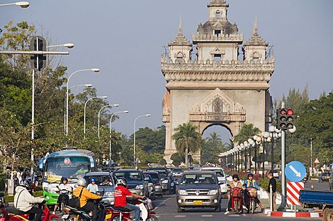 The Patuxai (Victory Gate) on Lan Xang Avenue, Vientiane, Laos, Indochina, Southeast Asia, Asia