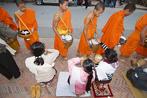 Monks collecting food at 7am, Luang Prabang, Laos, Indochina, Southeast Asia, Asia