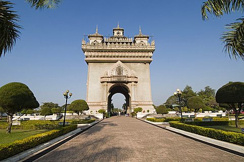 The Patuxai (Victory Gate) on Lan Xang Avenue, Vientiane, Laos, Indochina, Southeast Asia, Asia