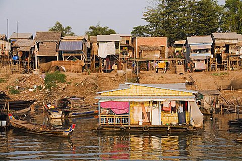 Floating fisherman villages, Mekong River, Phnom Penh, Cambodia, Indochina, Southeast Asia, Asia