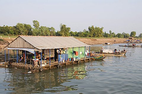 Floating fisherman villages, Mekong River, Phnom Penh, Cambodia, Indochina, Southeast Asia, Asia