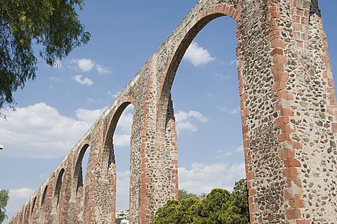 Aqueduct built in the 1720s and 1730s to bring water from nearby springs to Santiago de Queretaro (Queretaro), a UNESCO World Heritage Site, Queretaro, Queretaro State, Mexico, North America