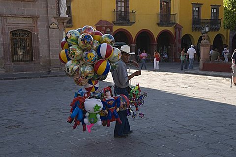 Street scene, San Miguel de Allende (San Miguel), Guanajuato State, Mexico, North America