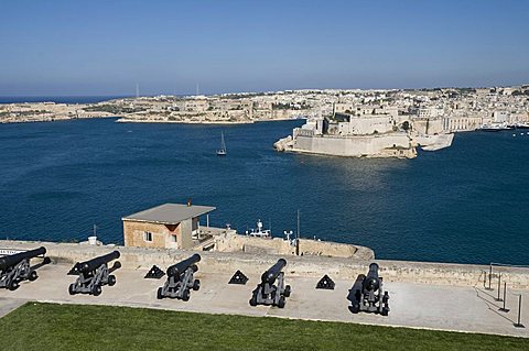 Cannon in Barracca Gardens, Fort St. Angelo across the water, Valletta, Malta, Mediterranean, Europe