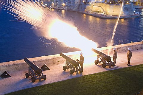 Firing cannon in Barracca Gardens, Valletta, Malta, Europe