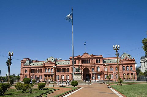 Casa Rosada (Presidential Palace) where Eva Peron (Evita) used to appear on the left hand balcony, and Juan Peron appeared on central balcony, Plaza de Mayo, Buenos Aires, Argentina, South America