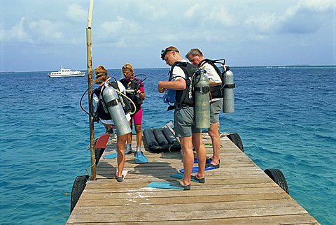 Group of divers, Nakatchafushi, Maldive Islands, Indian Ocean, Asia