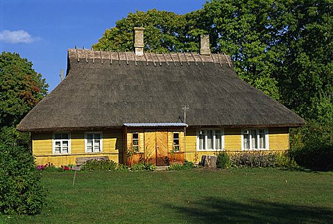 Exterior of a single storey thatched house, Island of Muhu, west of Tallinn, Muhu, Estonia, Baltic States, Europe