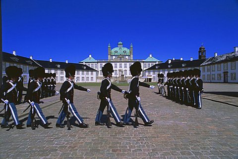 Changing the guards, Royal Palace, Fredericksburg Frederiksborg Slot), Denmark, Scandinavia, Europe