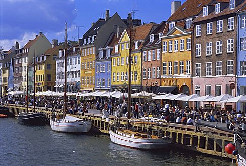 Nyhavn, or new harbour, busy restaurant area, Copenhagen, Denmark, Scandinavia, Europe