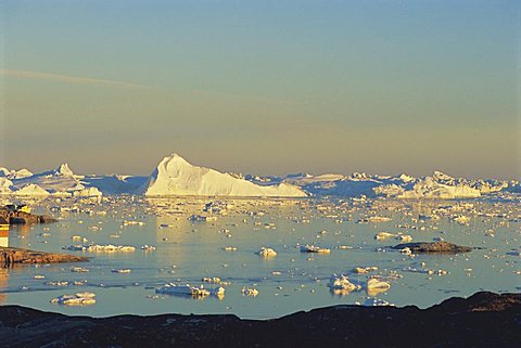 Coast near town of Ilulissat at 2.30 am enjoying the midnight sun in summer, west coast, Greenland, Polar Regions