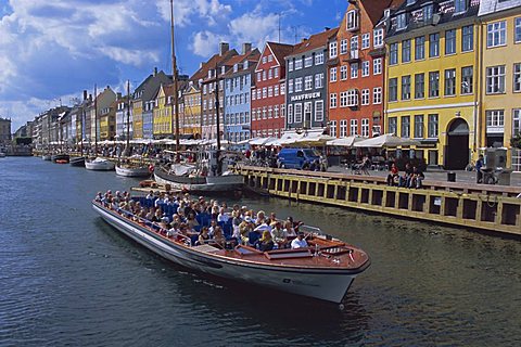 Nyhavn, or new harbour, busy restaurant area, Copenhagen, Denmark, Scandinavia, Europe