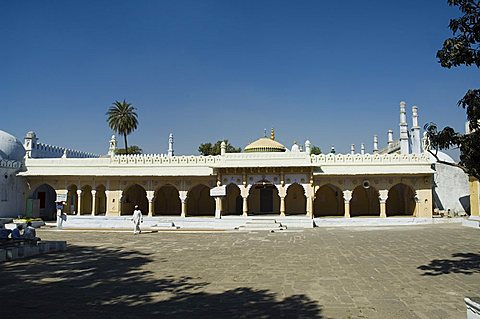 Mosque at Tomb of Aurangzeb, Khuldabad, Maharashtra, India, Asia