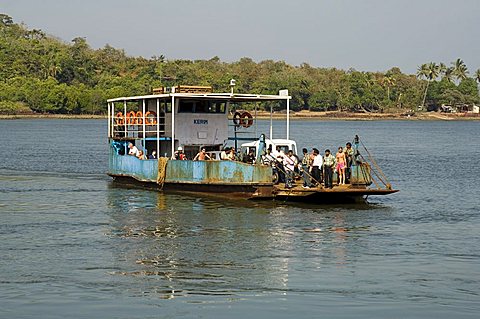 Ferry crossing the Tiracol River, Goa, India, Asia