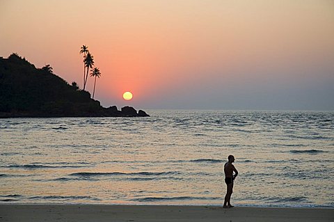 Sunset over the Arabian Sea, Mobor, Goa, India, Asia