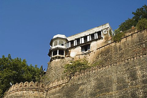 Ahilya Fort now a heritage hotel, on the banks of the Narmada River, Maheshwar, Madhya Pradesh state, India, Asia