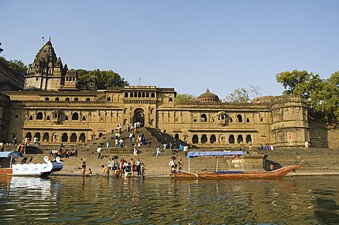 Shiva Hindu temple and Ahilya Fort Complex on banks of the Narmada River, Maheshwar, Madhya Pradesh state, India, Asia